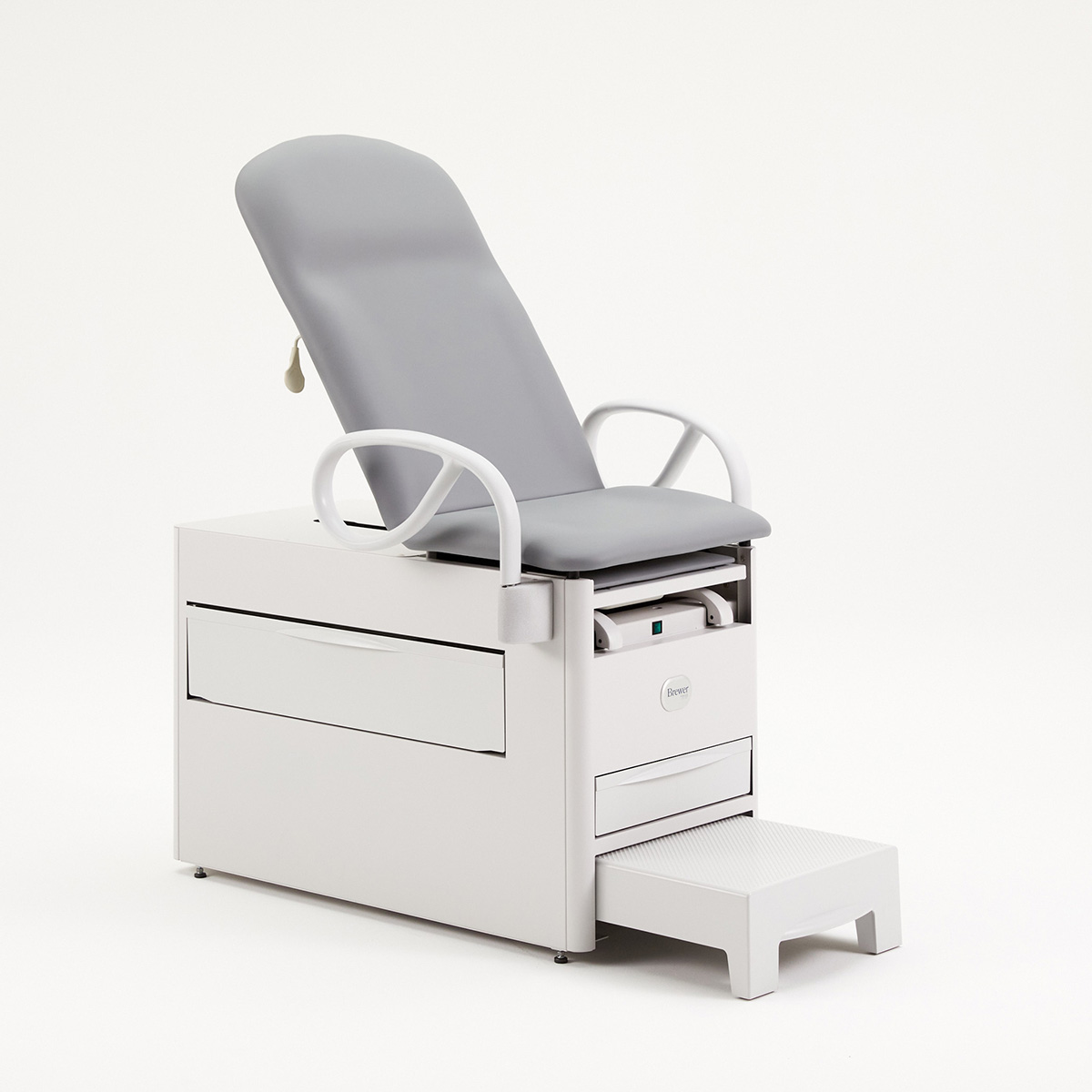What safety and convenience features does the Brewer 1000 Versa Exam Table offer?